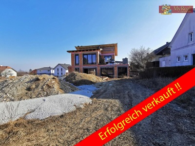 Moderner Rohbau auf großem Grundstück