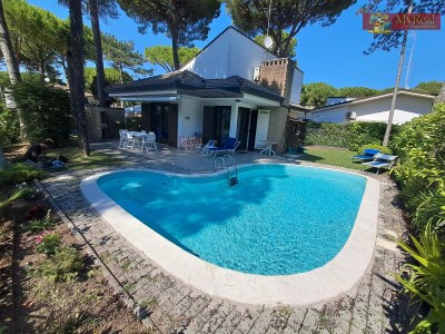 Sehr schöne Villa unter alten Bäumen