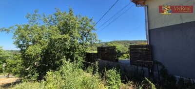 Ruhiges Baugrundstück nahe Budapest