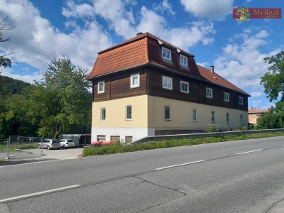 Schönes Ladenlokal in gepflegtem Haus direkt neben der Bundesstrasse