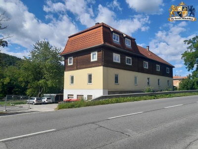 Schönes Ladenlokal in gepflegtem Haus direkt neben der Bundesstrasse