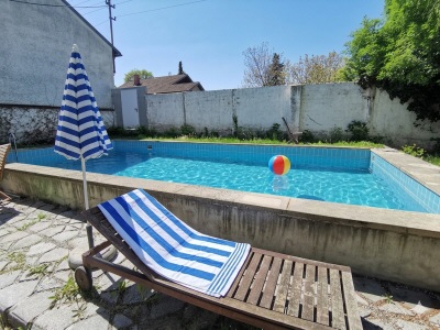 Ruheoase mit Pool in Ruhelage